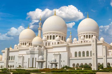 Bir yaz günü Abu Dabi 'deki Şeyh Zayed Büyük Camii, Birleşik Arap Emirlikleri