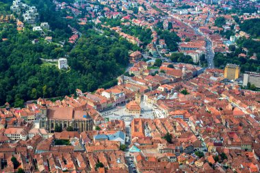 Bir yaz günü Transilvanya, Romanya Brasov şehrin panoramik havadan görünümü