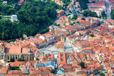 Bir yaz günü Transilvanya, Romanya Brasov şehrin panoramik havadan görünümü