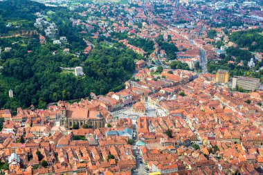 Bir yaz günü Transilvanya, Romanya Brasov şehrin panoramik havadan görünümü