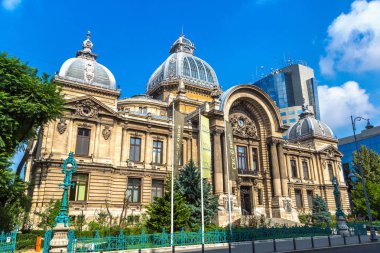 Bucharest, Romanya - 15 Haziran 2015: Cec banka üzerinde zafer Caddesi'nde bir yaz günü Bükreş, Romanya