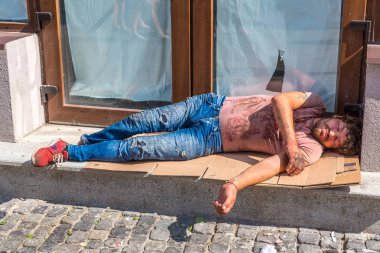 Bucharest, Romanya - 22 Haziran 2018: Bir yaz günü Bükreş'te uyuyan evsiz adam