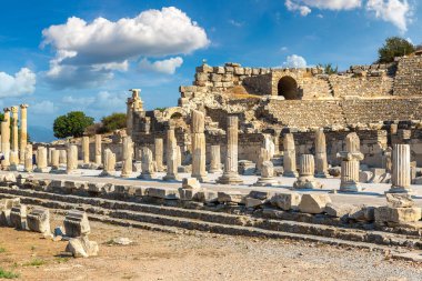 Antik kentin Efes, bir güzel yaz günü Türkiye'de antik Yunan şehir kalıntıları