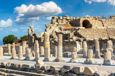 Antik kentin Efes, bir güzel yaz günü Türkiye'de antik Yunan şehir kalıntıları