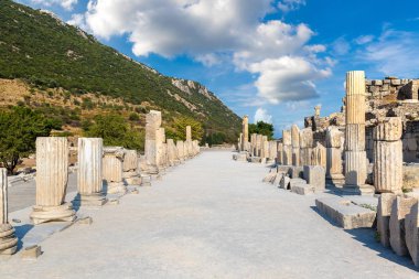 Antik kentin Efes, bir güzel yaz günü Türkiye'de antik Yunan şehir kalıntıları