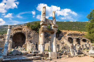 Antik kentin Efes, bir güzel yaz günü Türkiye'de antik Yunan şehir kalıntıları