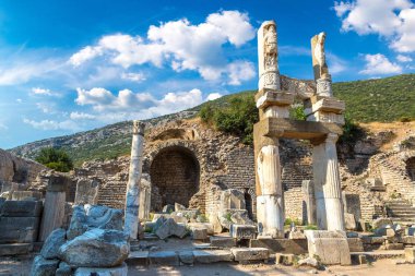 Antik kentin Efes, bir güzel yaz günü Türkiye'de antik Yunan şehir kalıntıları