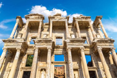 Türkiye 'nin Efes kentindeki Celsius Kütüphanesi harabeleri güzel bir yaz gününde