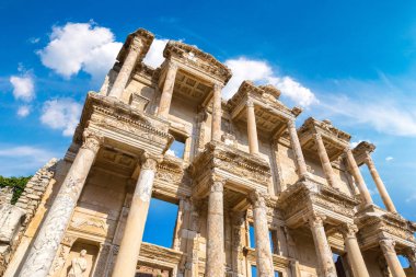 Türkiye 'nin Efes kentindeki Celsius Kütüphanesi harabeleri güzel bir yaz gününde
