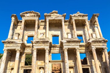 Türkiye 'nin Efes kentindeki Celsius Kütüphanesi harabeleri güzel bir yaz gününde