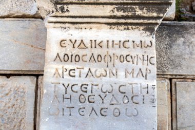 Antik kentin Efes, bir güzel yaz günü Türkiye'de antik Yunan şehir kalıntıları