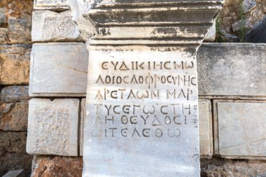 Antik kentin Efes, bir güzel yaz günü Türkiye'de antik Yunan şehir kalıntıları