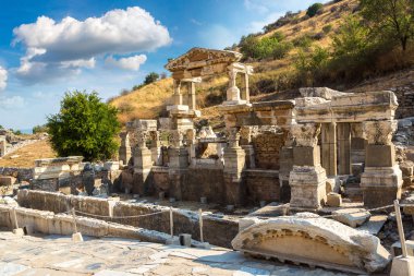 Antik kentin Efes, bir güzel yaz günü Türkiye'de antik Yunan şehir kalıntıları