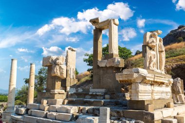 Antik kentin Efes, bir güzel yaz günü Türkiye'de antik Yunan şehir kalıntıları