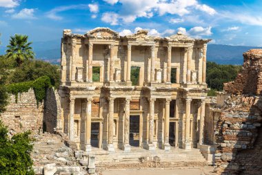 Türkiye 'nin Efes kentindeki Celsius Kütüphanesi harabeleri güzel bir yaz gününde