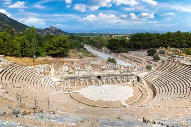 Amfitiyatro (Coliseum) antik şehirde Efes, Türkiye'de bir güzel yaz günü
