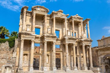 Türkiye 'nin Efes kentindeki Celsius Kütüphanesi harabeleri güzel bir yaz gününde