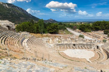 Amfitiyatro (Coliseum) antik şehirde Efes, Türkiye'de bir güzel yaz günü