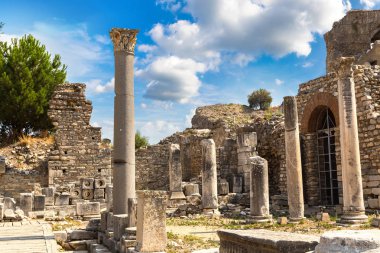 Antik kentin Efes, bir güzel yaz günü Türkiye'de antik Yunan şehir kalıntıları