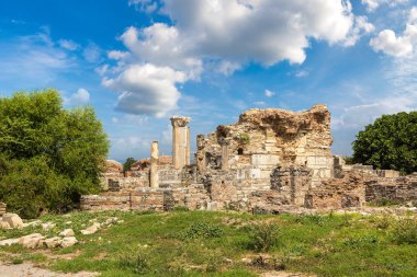Antik kentin Efes, bir güzel yaz günü Türkiye'de antik Yunan şehir kalıntıları