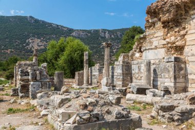 Antik kentin Efes, bir güzel yaz günü Türkiye'de antik Yunan şehir kalıntıları