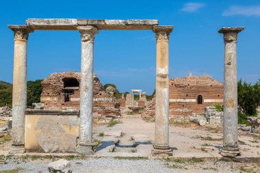 Antik kentin Efes, bir güzel yaz günü Türkiye'de antik Yunan şehir kalıntıları