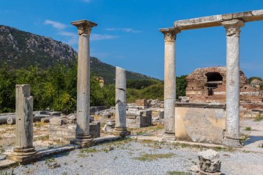 Antik kentin Efes, bir güzel yaz günü Türkiye'de antik Yunan şehir kalıntıları
