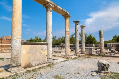 Antik kentin Efes, bir güzel yaz günü Türkiye'de antik Yunan şehir kalıntıları