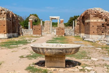 Antik kentin Efes, bir güzel yaz günü Türkiye'de antik Yunan şehir kalıntıları