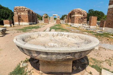 Antik kentin Efes, bir güzel yaz günü Türkiye'de antik Yunan şehir kalıntıları