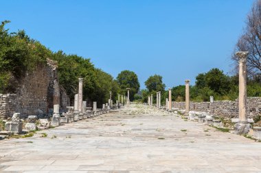 Antik kentin Efes, bir güzel yaz günü Türkiye'de antik Yunan şehir kalıntıları