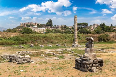 Efes'teki Artemis Tapınağı kalıntıları bir güzel yaz gün