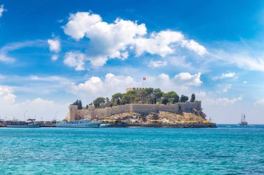 Güvercin Adası Kuşadası, Türkiye'de korsan kalede bir güzel yaz günü