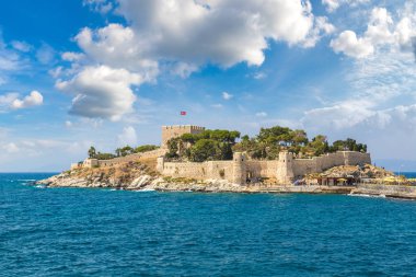 Güvercin Adası Kuşadası, Türkiye'de korsan kalede bir güzel yaz günü