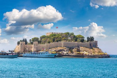 Güvercin Adası Kuşadası, Türkiye'de korsan kalede bir güzel yaz günü