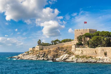 Güvercin Adası Kuşadası, Türkiye'de korsan kalede bir güzel yaz günü