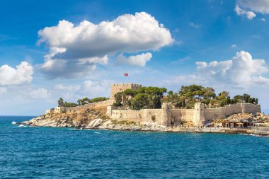 Güvercin Adası Kuşadası, Türkiye'de korsan kalede bir güzel yaz günü