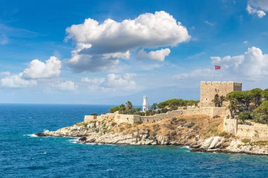 Güvercin Adası Kuşadası, Türkiye'de korsan kalede bir güzel yaz günü