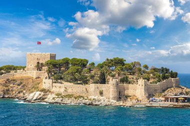 Güvercin Adası Kuşadası, Türkiye'de korsan kalede bir güzel yaz günü