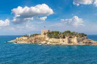 Güvercin Adası Kuşadası, Türkiye'de korsan kalede bir güzel yaz günü