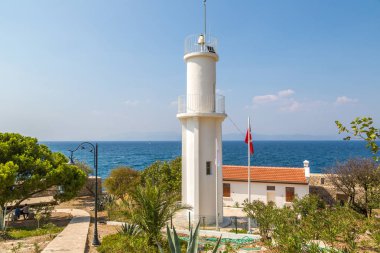 Deniz feneri ve korsan kalede Güvercin Adası Kuşadası, Türkiye'de bir güzel yaz günü