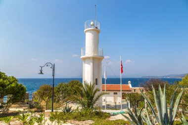 Deniz feneri ve korsan kalede Güvercin Adası Kuşadası, Türkiye'de bir güzel yaz günü