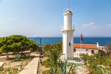 Deniz feneri ve korsan kalede Güvercin Adası Kuşadası, Türkiye'de bir güzel yaz günü