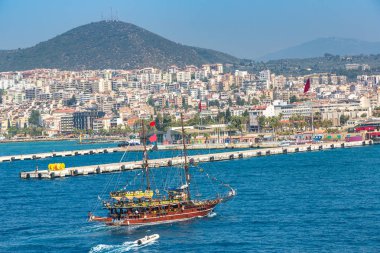 Kuşadası, Türkiye'de bir güzel yaz günde gemi