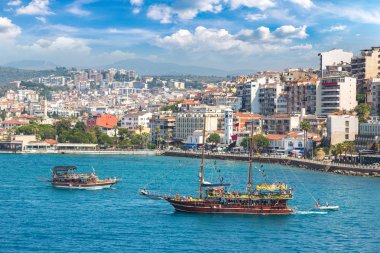 Kuşadası, Türkiye'de bir güzel yaz günde gemi