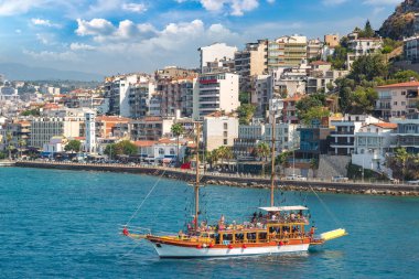 Kuşadası, Türkiye'de bir güzel yaz günde gemi