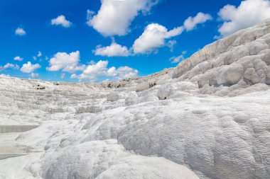 Traverten havuzları ve teraslar Pamukkale, Türkiye'de bir güzel yaz günü