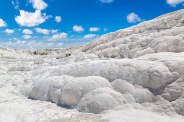 Traverten havuzları ve teraslar Pamukkale, Türkiye'de bir güzel yaz günü