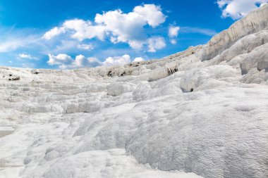 Traverten havuzları ve teraslar Pamukkale, Türkiye'de bir güzel yaz günü