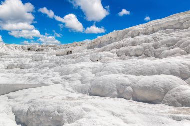 Traverten havuzları ve teraslar Pamukkale, Türkiye'de bir güzel yaz günü